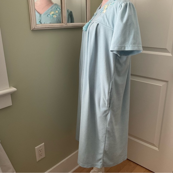 LIGHT BLUE EMBROIDERED WAFFLE-KNIT ZIP ROBE, SIZE:L/G - Picture 2 of 9